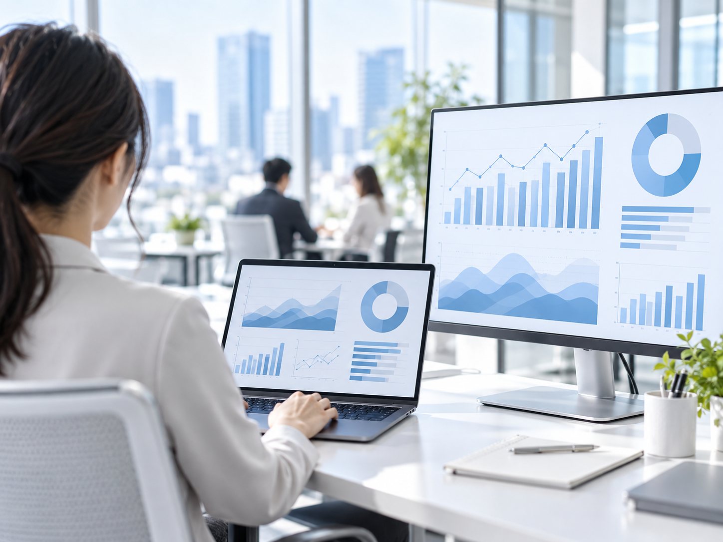 モニターに表示されたデータ分析のダッシュボード