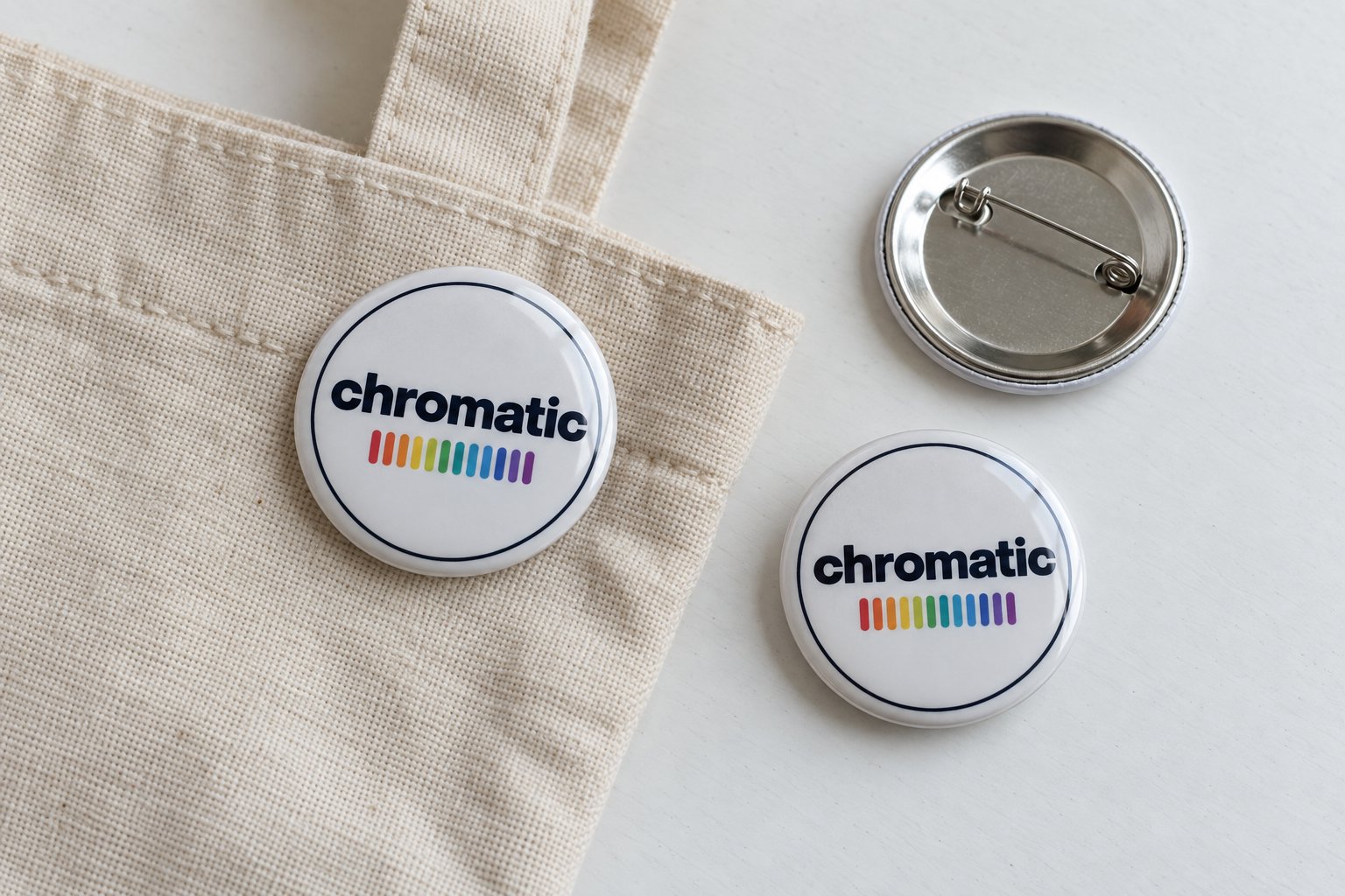 chromaticのロゴ入り缶バッジとトートバッグ