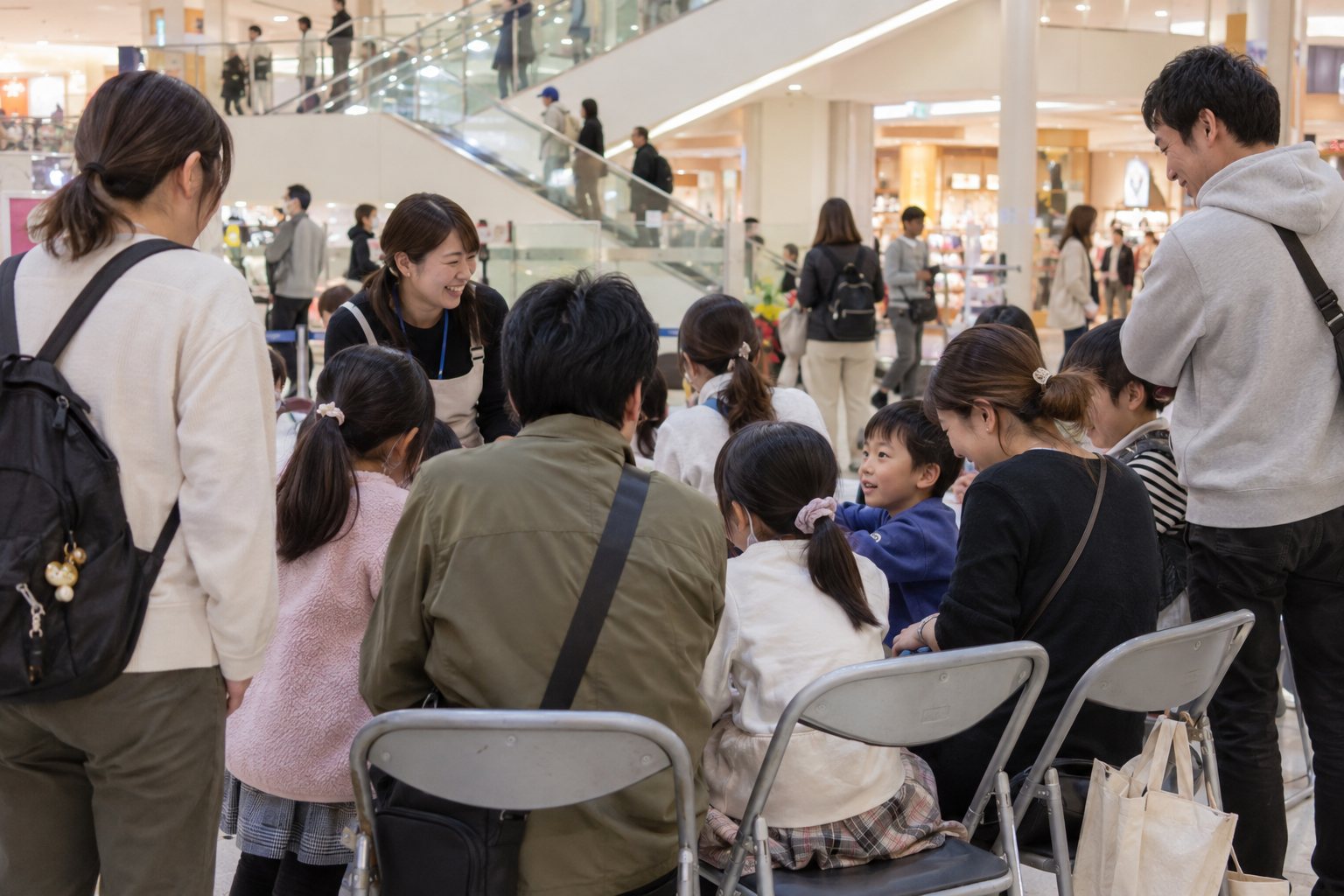 商業施設の吹き抜けで開かれた、親子で参加するワークショップの様子